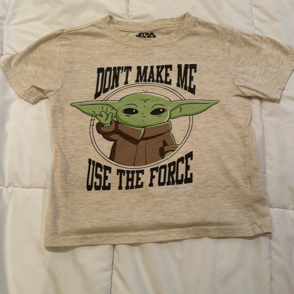 ⭐️ $1 if bundled - Kid's small 7/8 Star Wars Beige T-Shirt Green Graphic READ